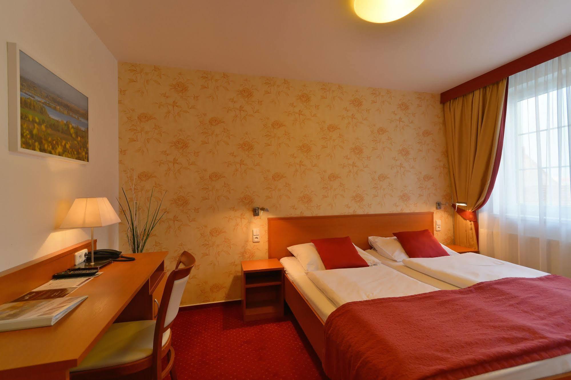 Wine Wellness Hotel Amande Густопече Экстерьер фото